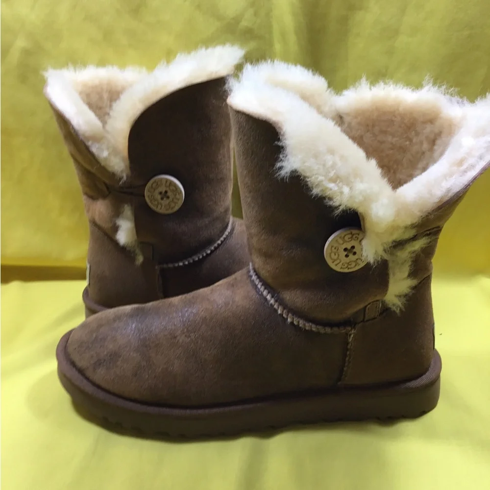 UGG Bailey Button Brown Suede Shearling  Boots SZ 8 NWT